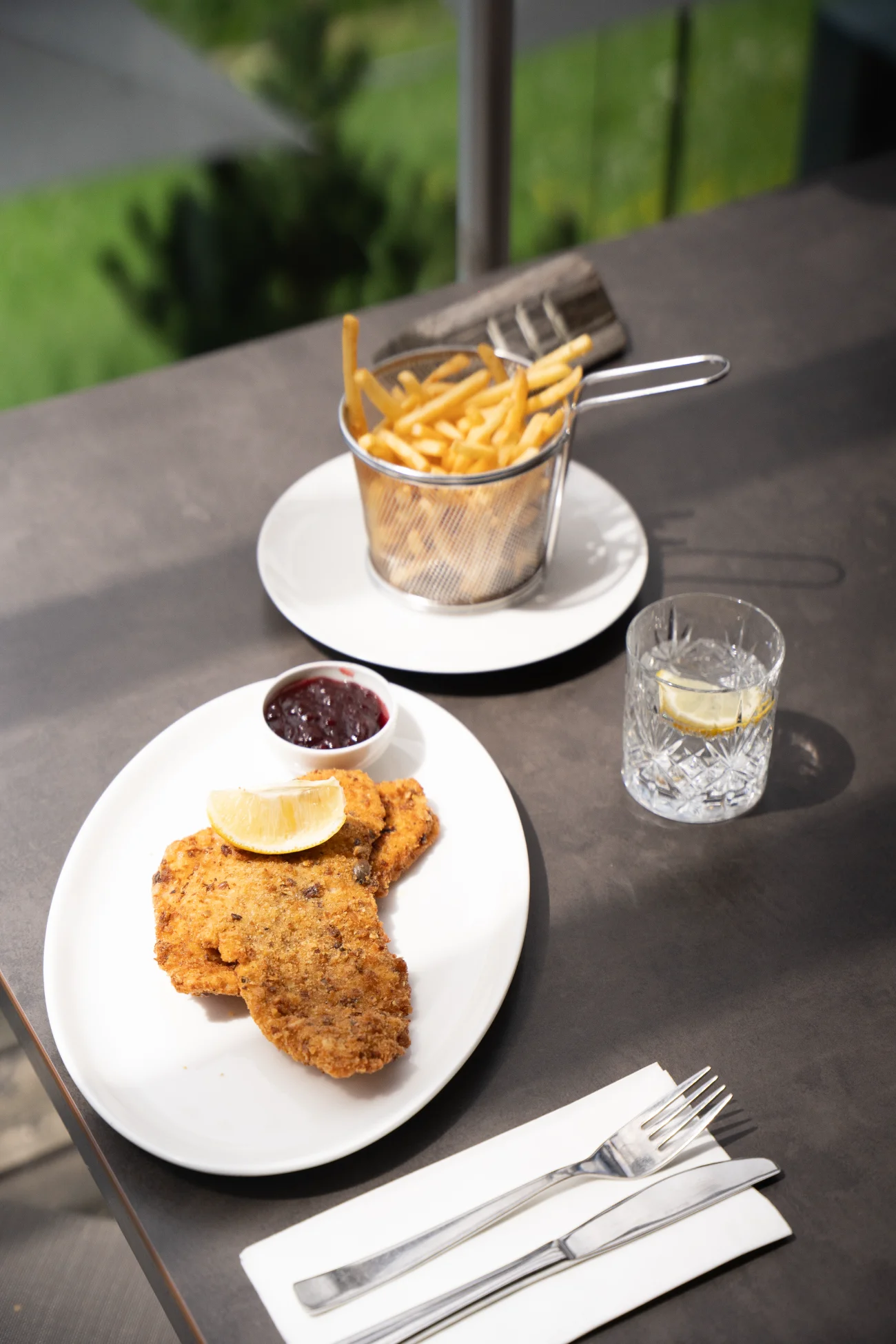 Schnitzel mit Pommes auf der Terrasse