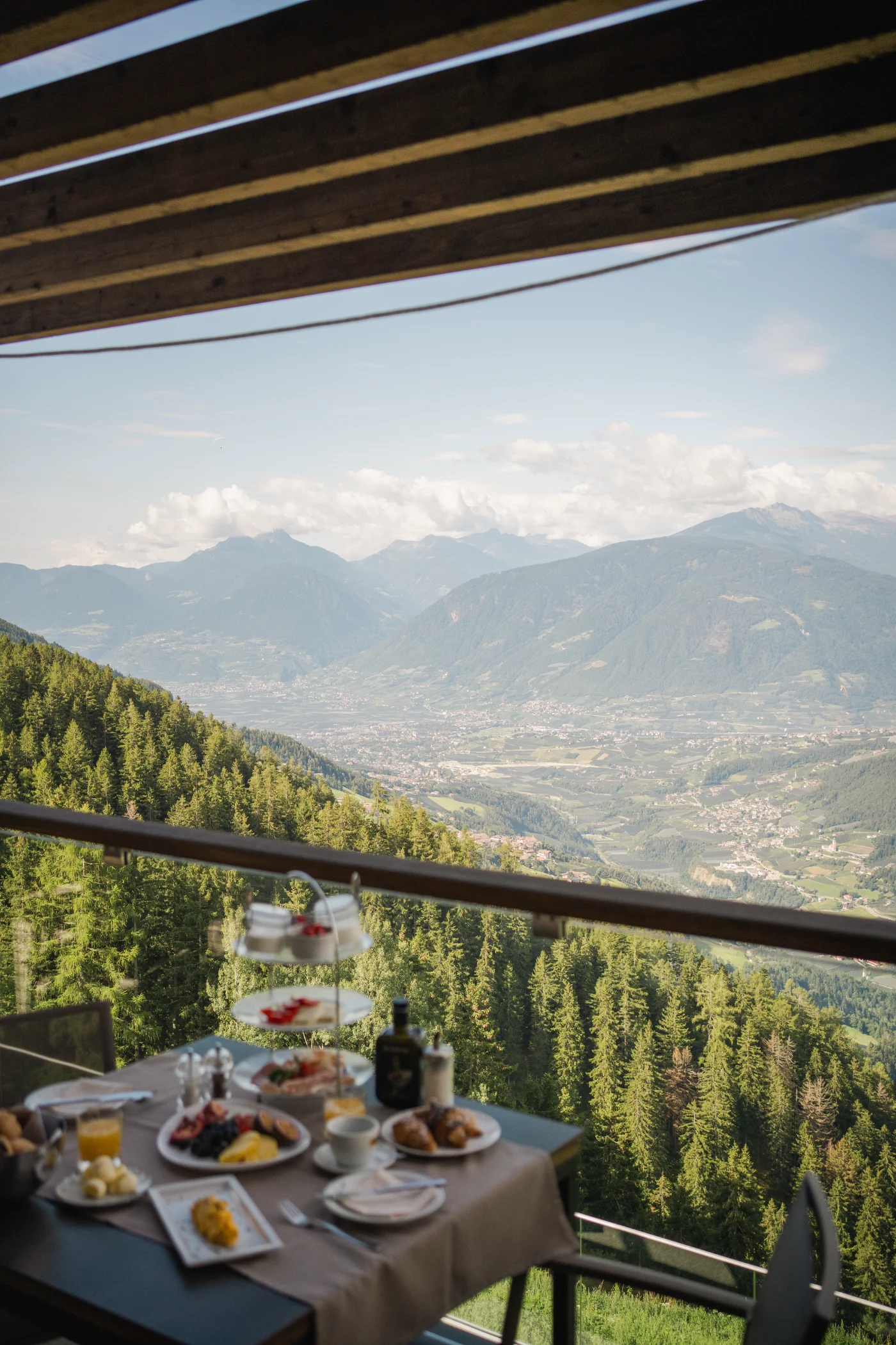 Frühstückstisch auf der Terrasse mit Blick über das Meraner Land
