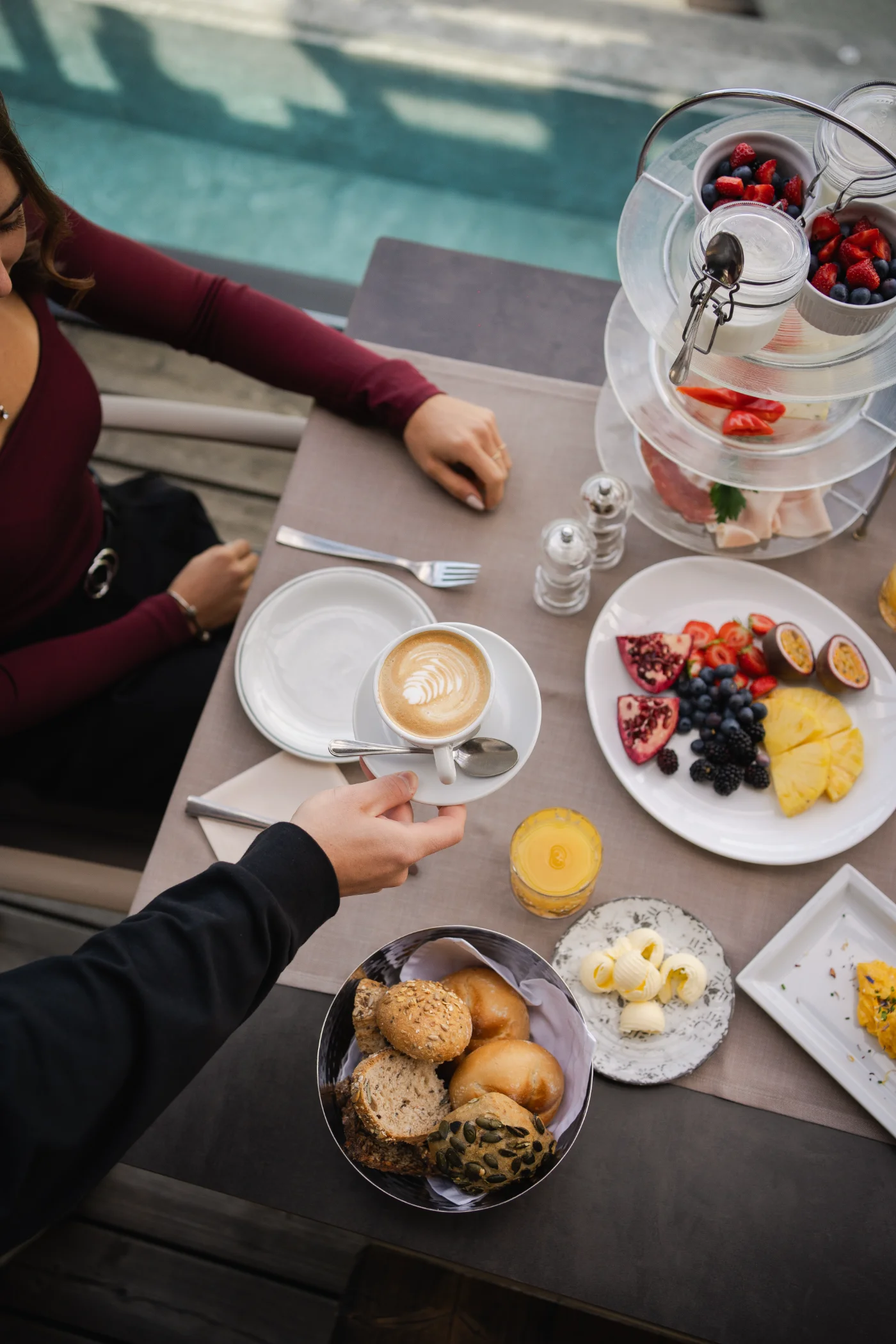 Frühstückstisch mit Etagere und Cappuccino