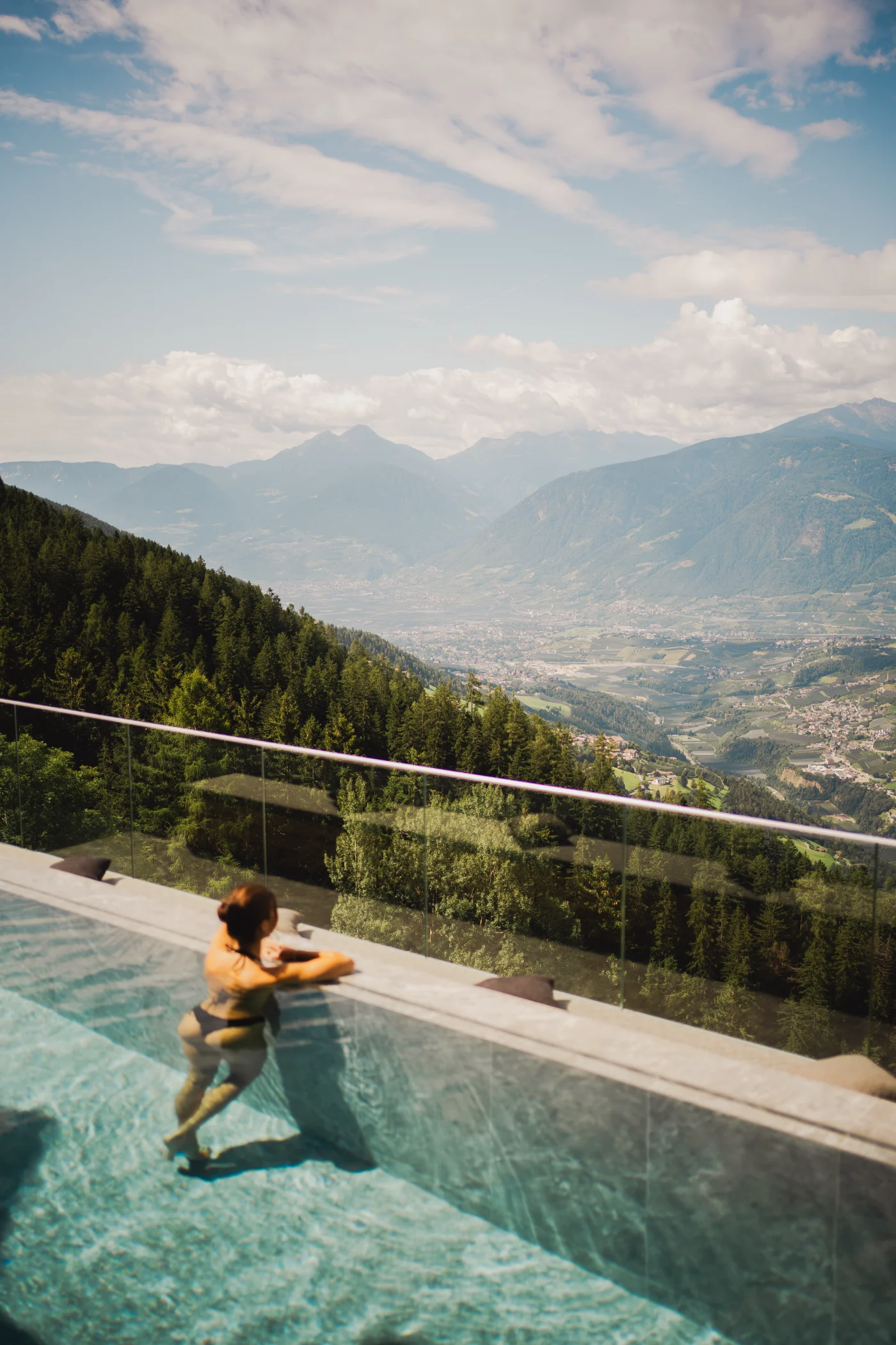 Infinity-Pool mit Blick über das Meraner Land