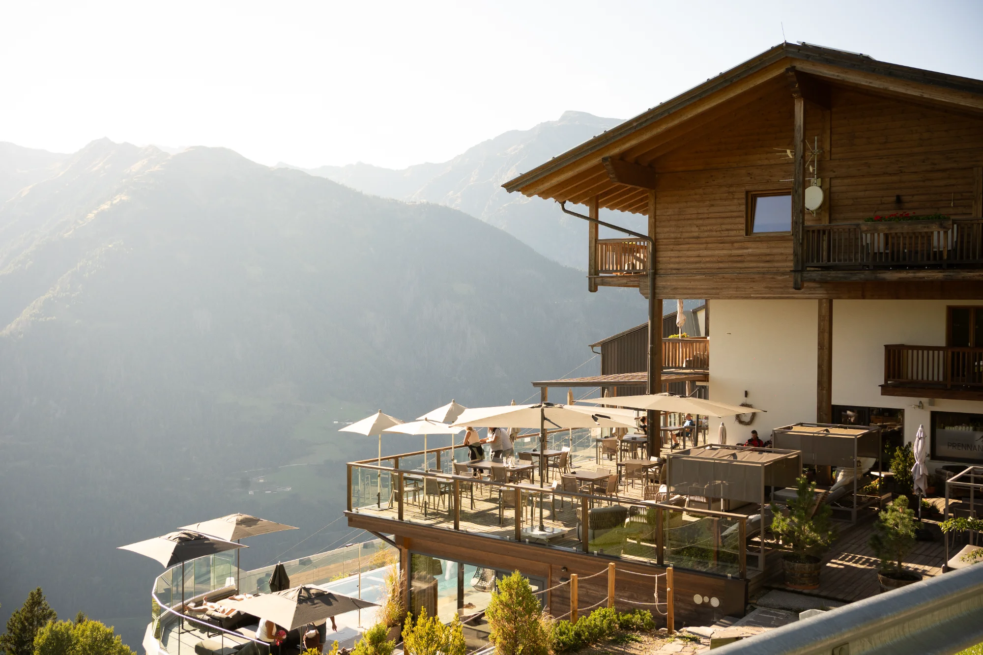 Die Lodge mit Panoramaterrasse im Morgenlicht
