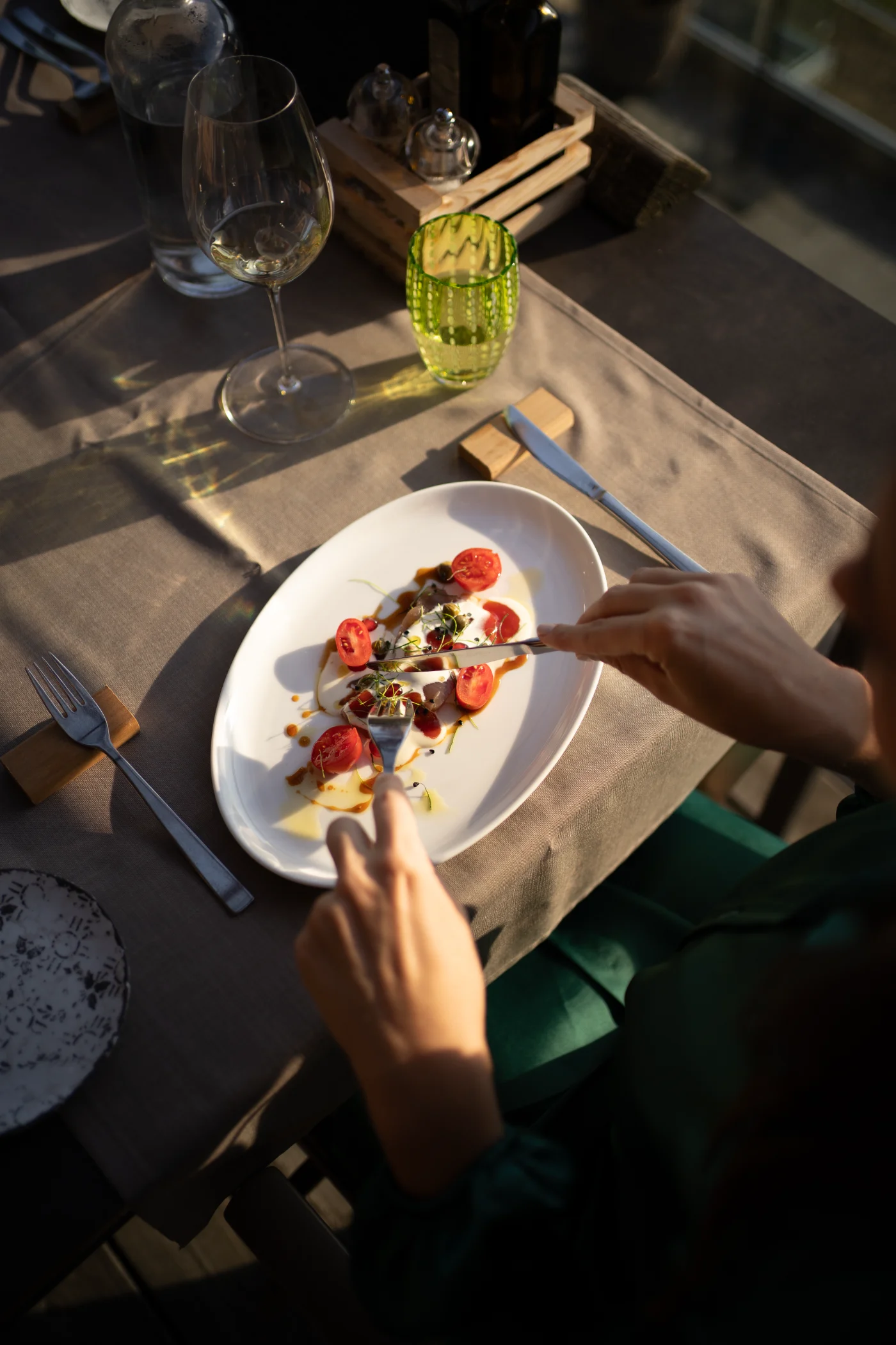 Vorspeise auf der Terrasse im Abendlicht