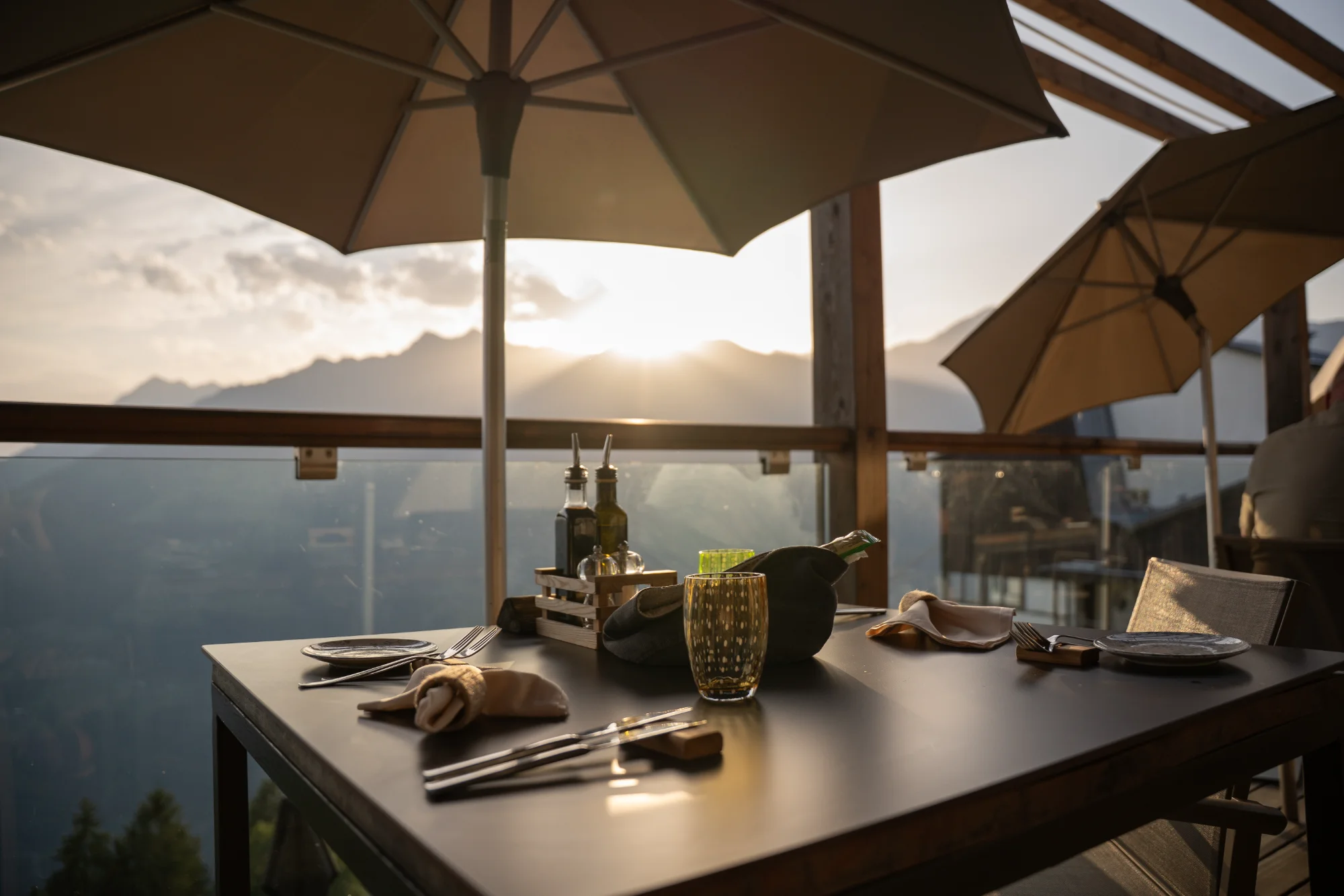 Gedeckter Tisch auf der Terrasse im Sonnenuntergang