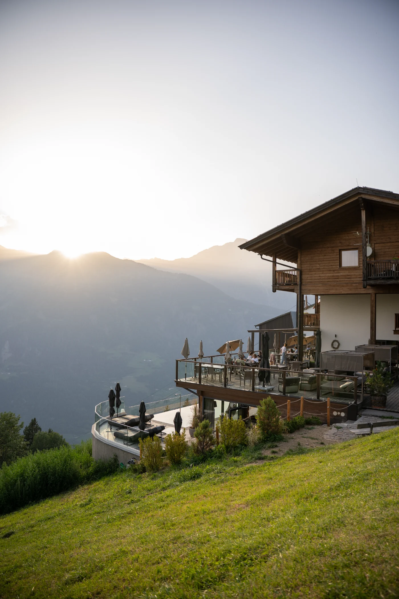 Panoramaterrasse der Lodge im Abendlicht