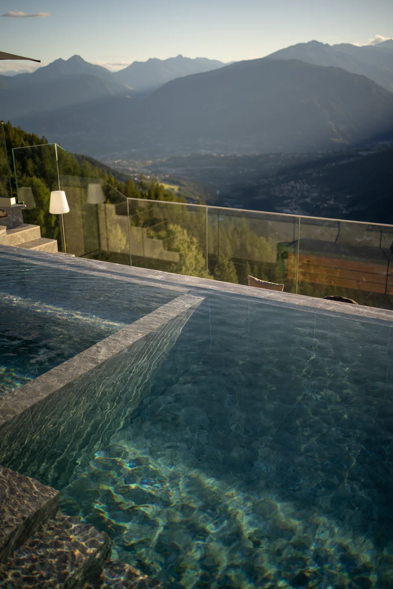 Infinity-Pool im Abendlicht