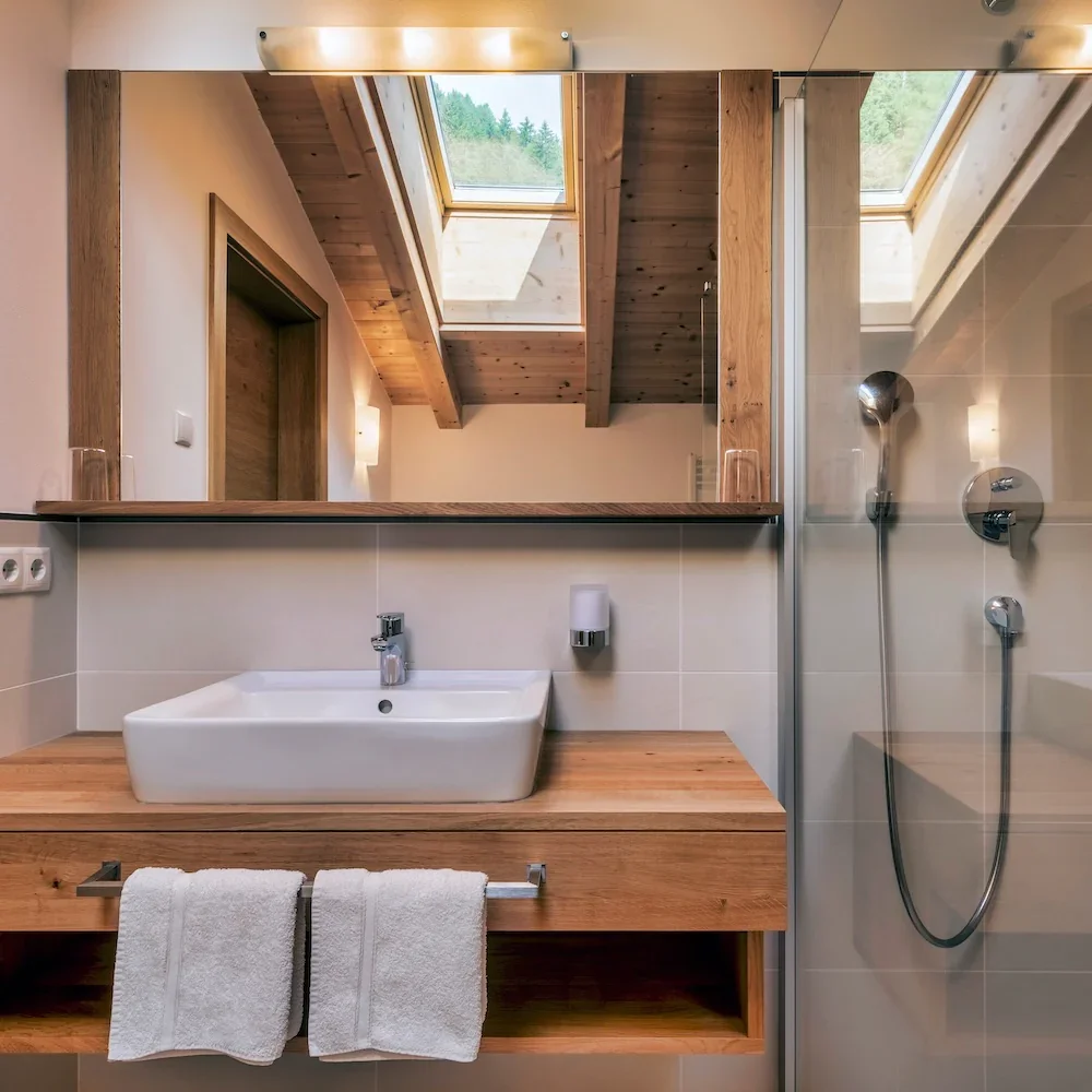 Zimmer mit Naturholz