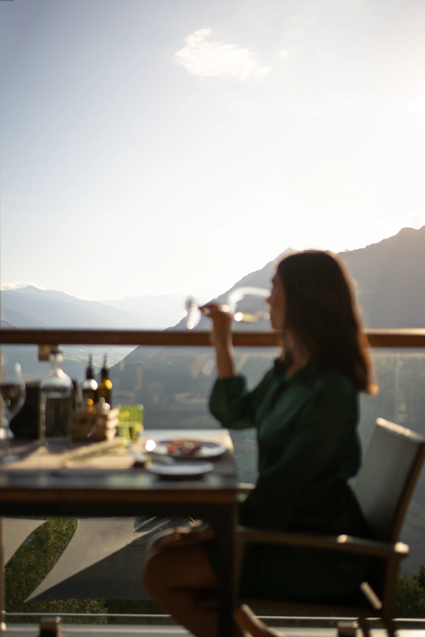 Alpine Küche auf der Terrasse mit Blick über das Tal