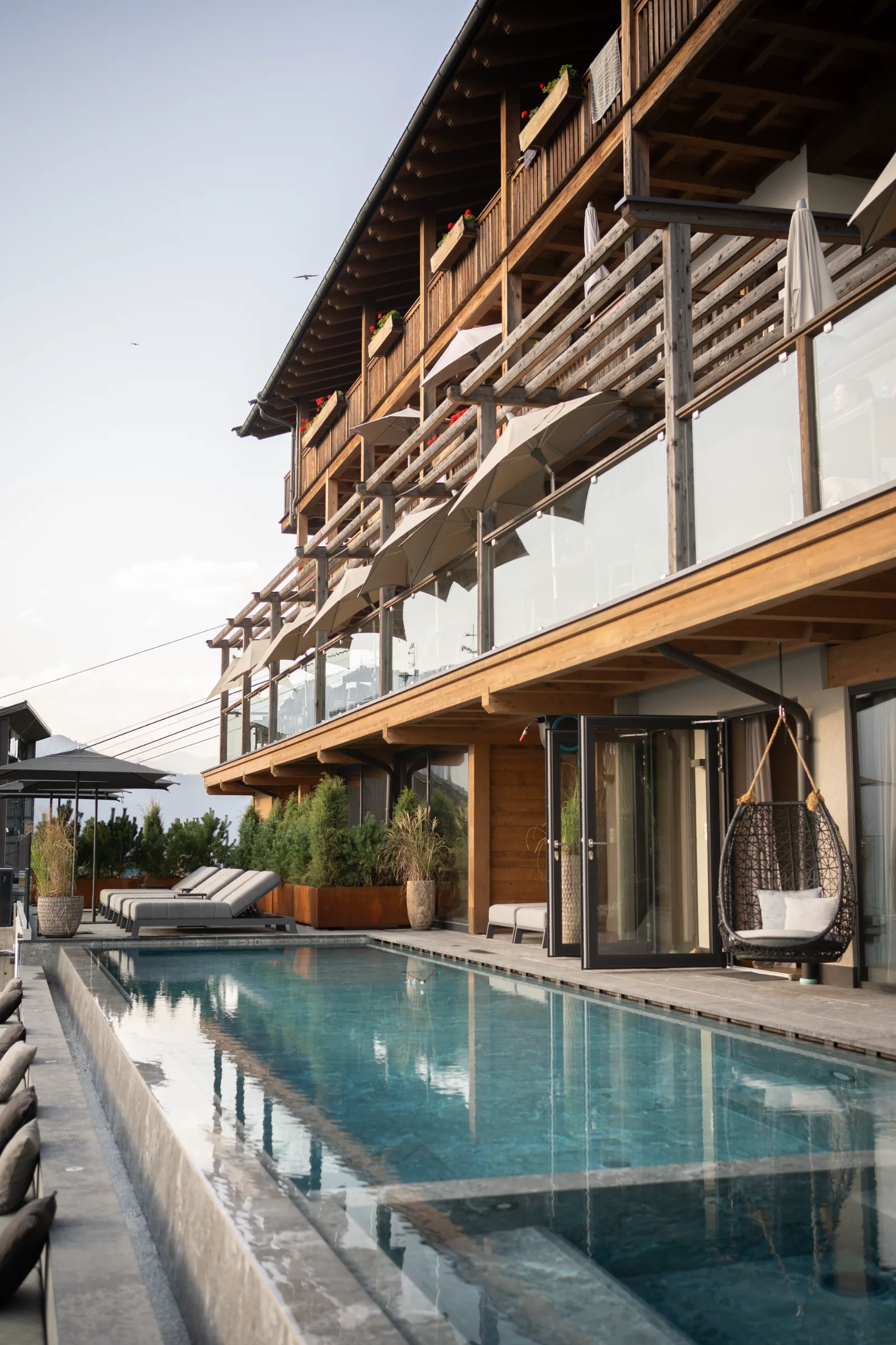 Die Lodge mit Pool am Abend