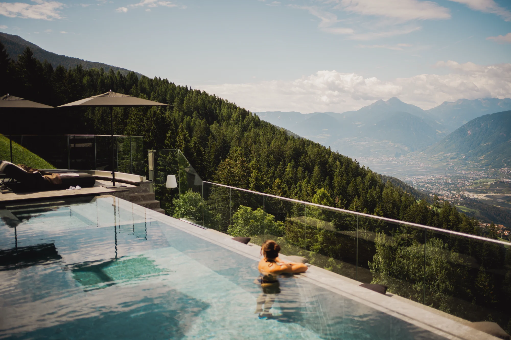 Infinity-Pool mit Blick über das Meraner Land