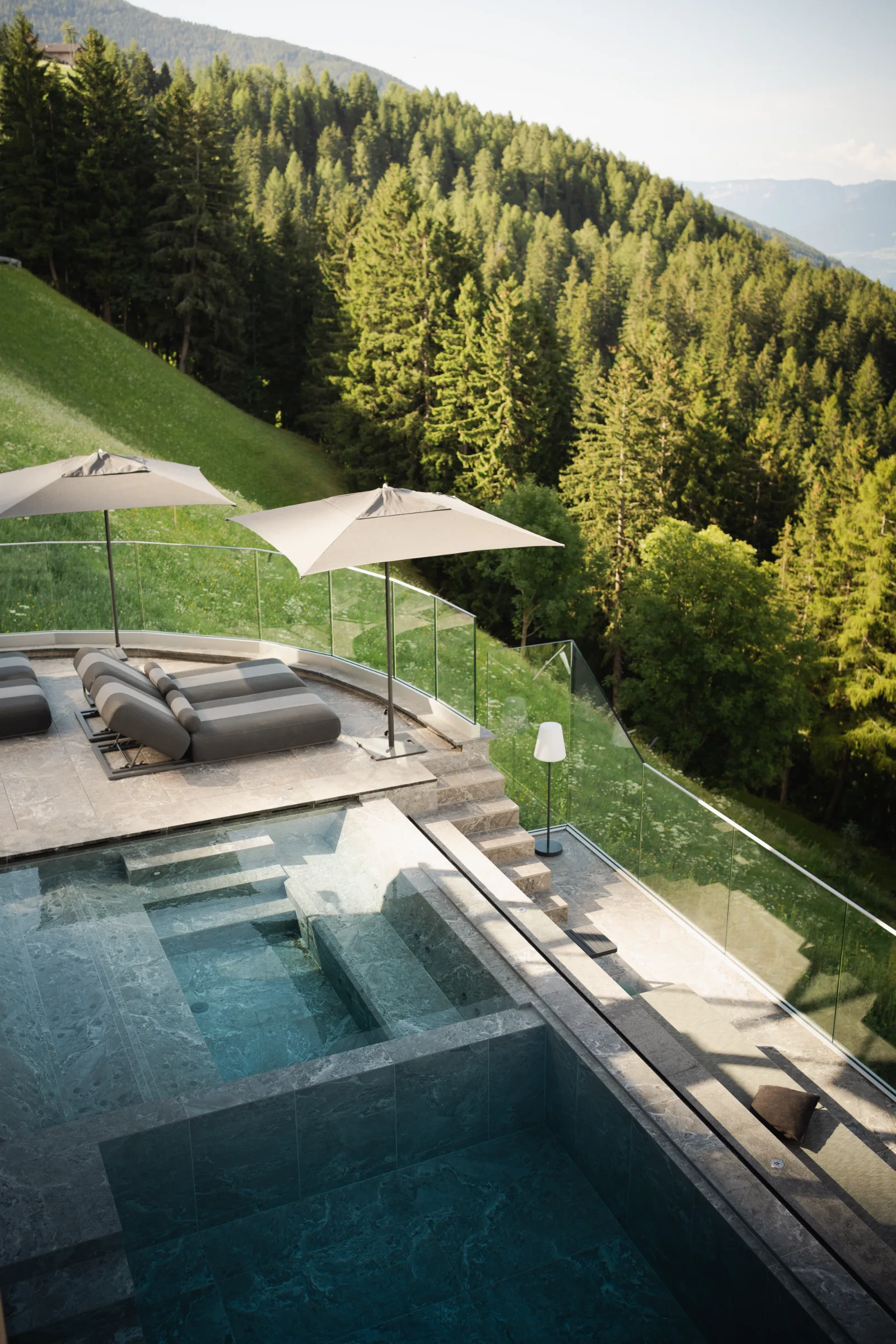 Whirlpool und Terrasse über dem Waldhang